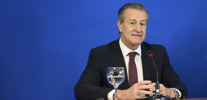 Presidente de Antel, Gabriel Gurméndez, sentado con las manos cruzadas Presidente de Antel, Gabriel Gurméndez, sentado con las manos cruzadas