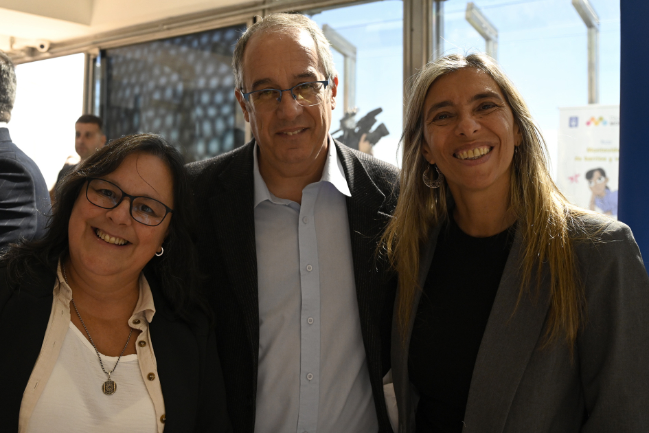 Autoridades posan para foto