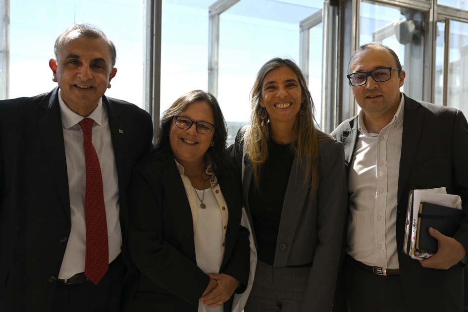 Autoridades posan para foto