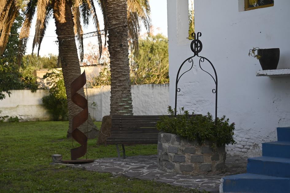 Aljibe, banco y escaleras; fachada del patio trasero del CCN Lascano.