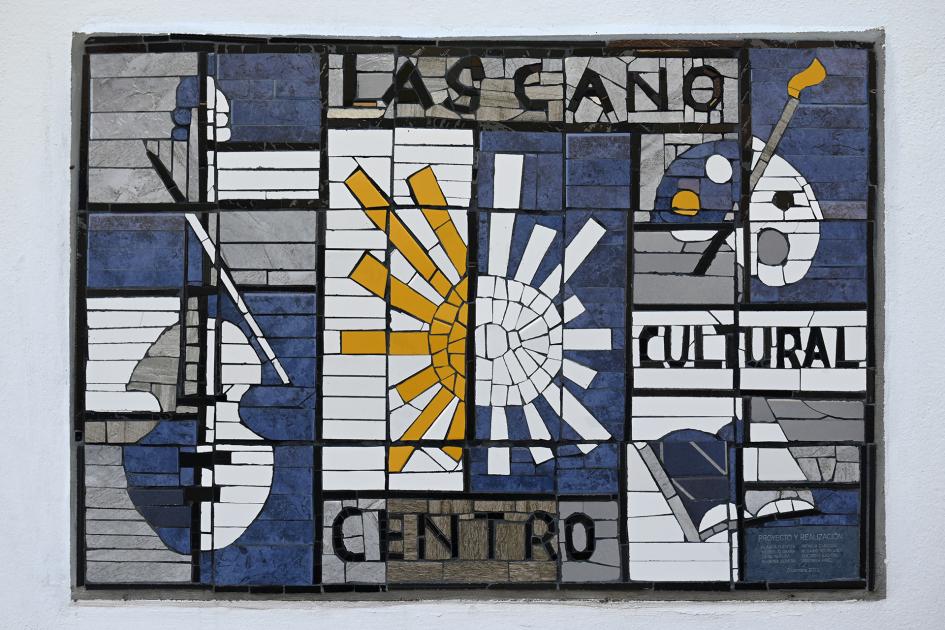 Placa artística en la fachada del nuevo CCN con la inscripción: Lascano Centro Cultural.