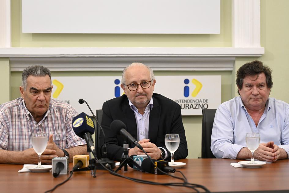 Vidalín, Da Silveira y Rey en mesa de oradores.