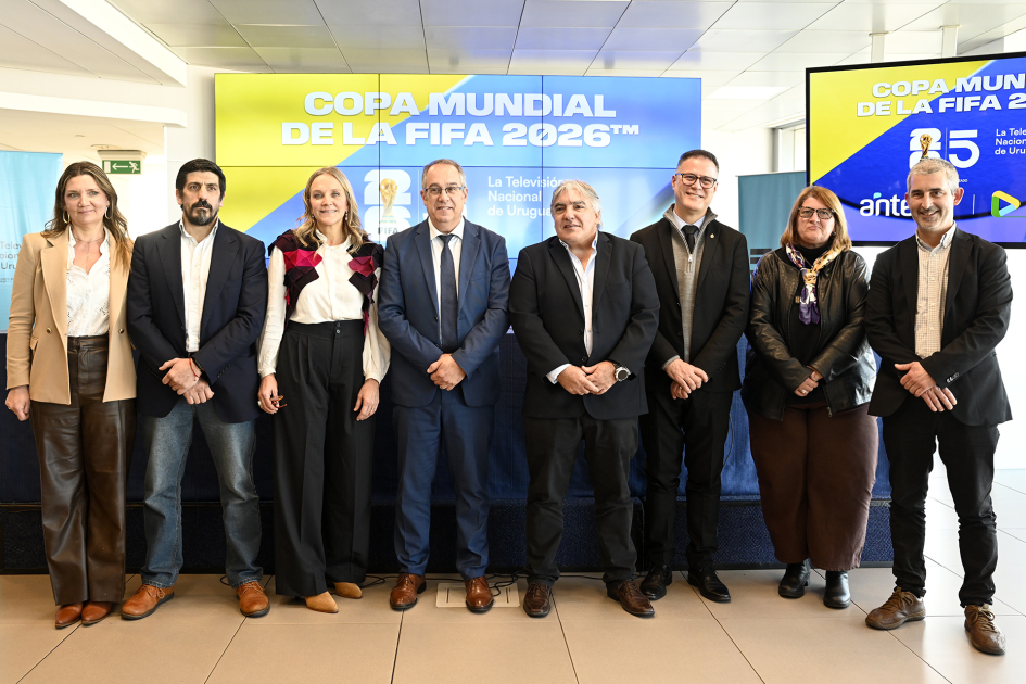 Autoridades posan para foto