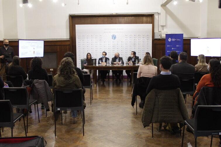 “Tomar la palabra" salón con público y mesa de autoridades