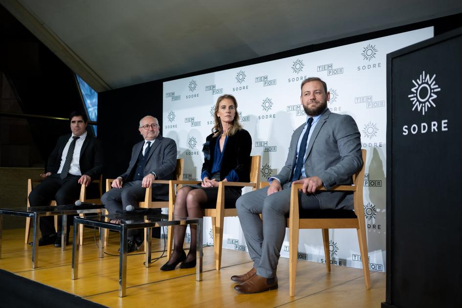 Claudio Aguilar, Pablo da Silveira, Adela Dubra y Diego Silveira Rega Autoridades sentadas y a la derecha se ve el atríl con el logo del Sodre