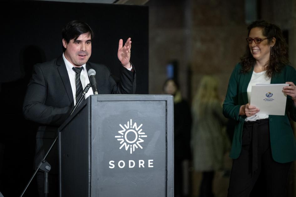 Vicepresidente del Sodre, Claudio Aguilar Hombre hablando atrás de un atril