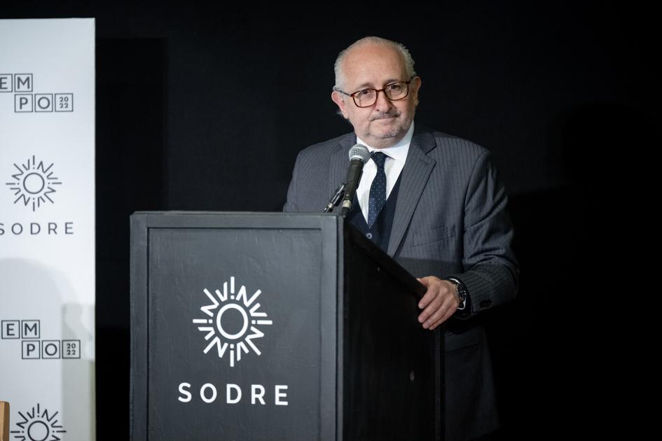 Ministro Pablo da Silveira Hombre de lentes atrás de un atril
