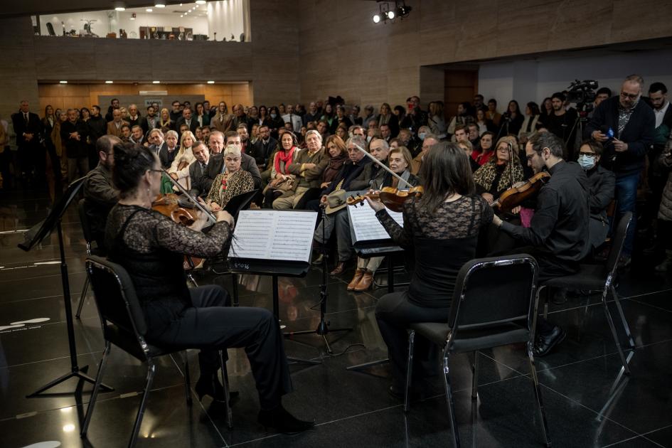 Vista general con el público presente y la banda tocando