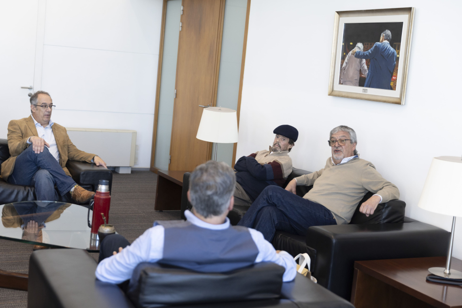 Fotos gentileza de Presidencia de la República y Ministerio de Turismo. Ministro Mahía acompañó al presidente Orsi en el reconocimiento al dúo Solipalma por sus 50 años de