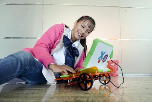 Niña con computadora