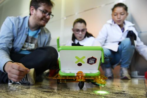 Niños participando en taller de robótica