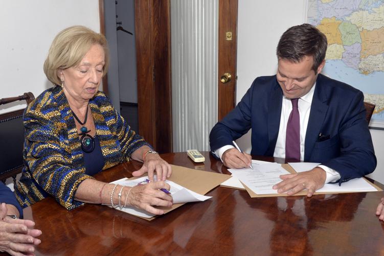 Ministra y embajador durante la firma del memorá Ministra y embajador durante la firma del memorá