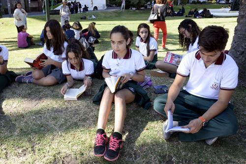 Jóvenes reunidos en torno al libro y la lectura