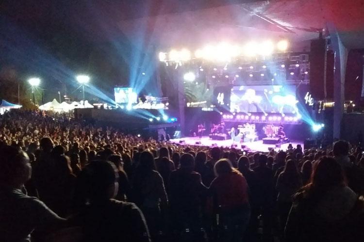 Multitud de personas agrupadas en el anfiteatro Florencio Sanchez