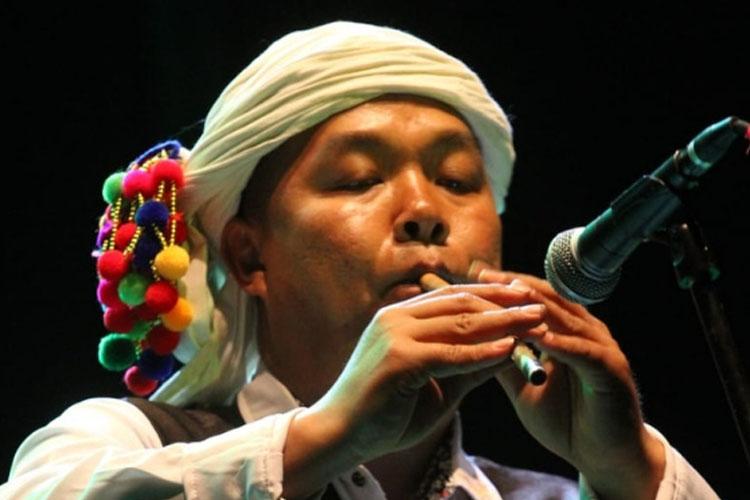 Artista de origen chino, tocando la flauta en el teatro Florencio Sanchez Artista de origen chino, tocando la flauta en el teatro Florencio Sanchez