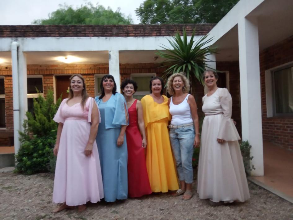 El elenco junto a Silvia Novarese Personas posan para foto