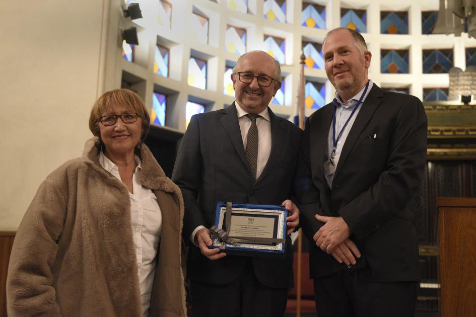 El ministro recibe placa en reconocimiento a su participación