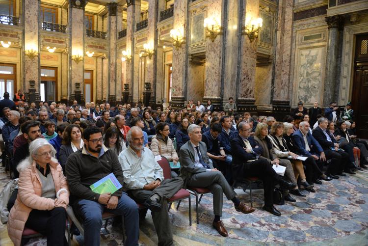 El público colmó el Salón de los Pasos Perdidos del Palacio Legislativo Público presente en el Salón de los Pasos Perdidos del Palacio Legislativo