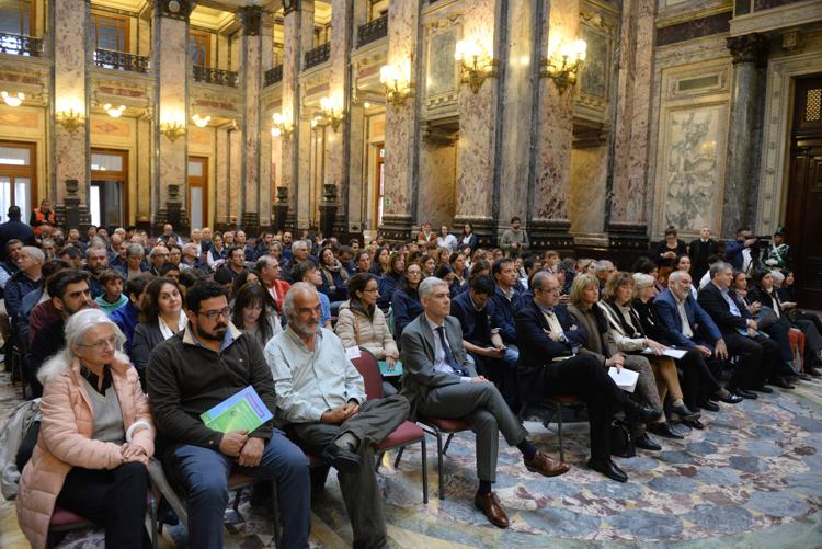 Público presente en el Salón de los Pasos Perdidos del Palacio Legislativo