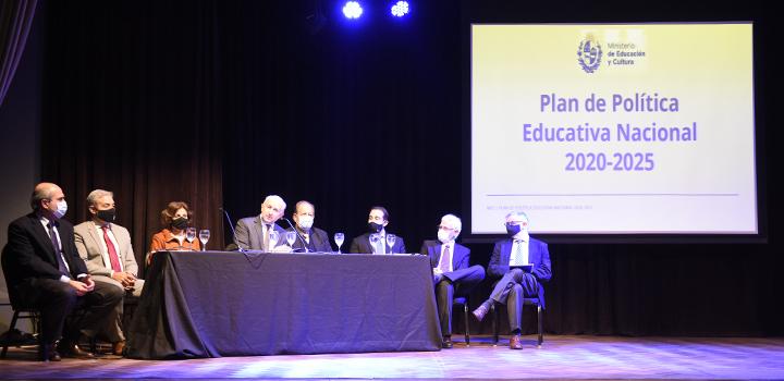 autoridades en la mesa durante la presentación del plan