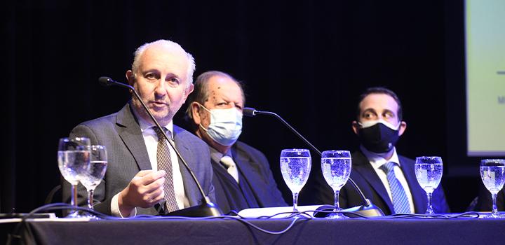 El ministro Pablo da Silveira destacó el sentido unificador que tiene el Plan Nacional de Educación ministro Pablo da Silveira hablando en la presentación