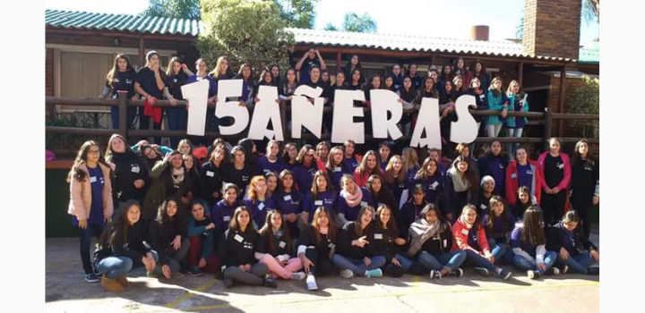 grupo de adolescentes con letras gigantes que forman la palabra quinceañeras grupo de adolescentes con letras gigantes que forman la palabra quinceañeras