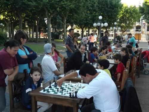 Personas jugando ajedrez en la plaza Personas jugando ajedrez en la plaza