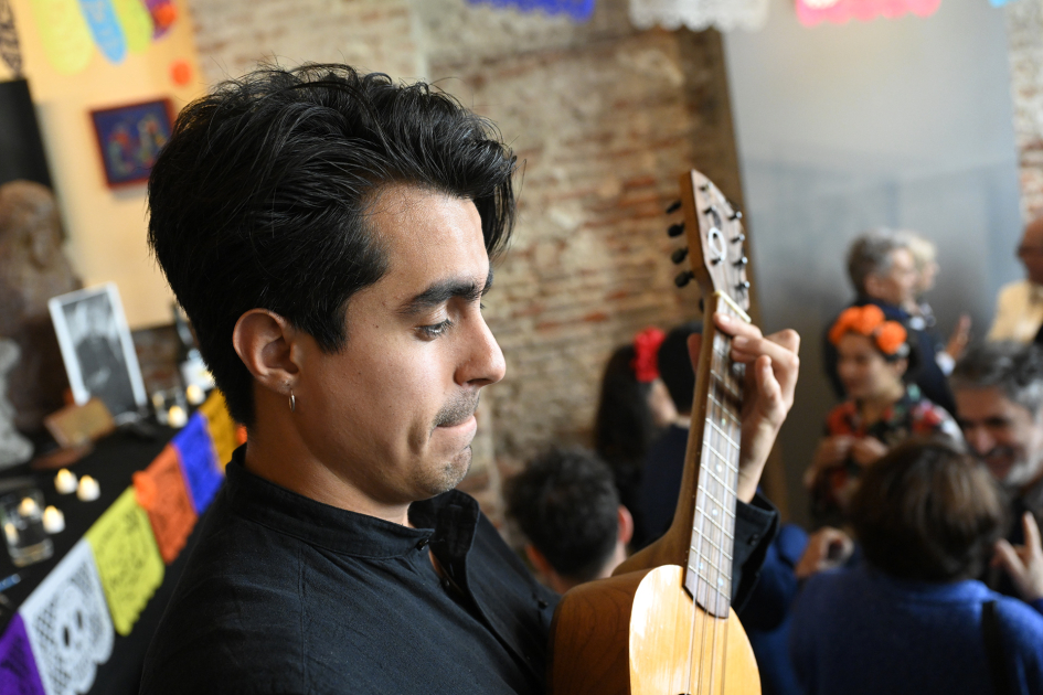 Música en la inauguración del altar por el Día de los Muertos en el MAPI.