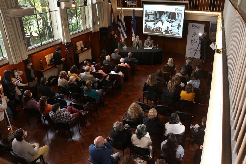 Comienzo del lanzamiento en el salón de actos del IIBCE Comienzo del lanzamiento en el salón de actos del IIBCE