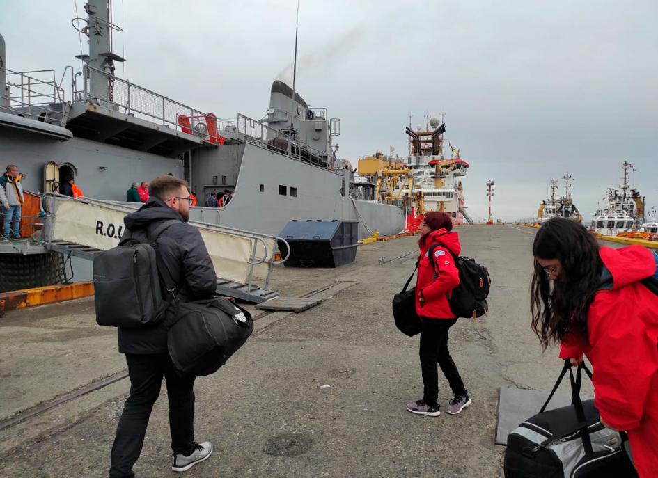 Investigadores embarcan en Punta Arenas Investigadores embarcan en Punta Arenas