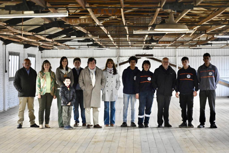Autoridades y alumnos de la UTU naval posan en el ex Astillero Carmelo. Autoridades y alumnos de la UTU naval posan en el ex Astillero Carmelo.