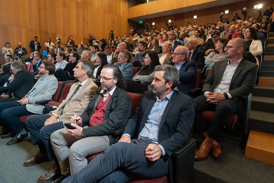 Autoridades en el evento del proyecto de País Industrial Autoridades sentadas en primera fila en el marco del evento del proyecto País Industrial