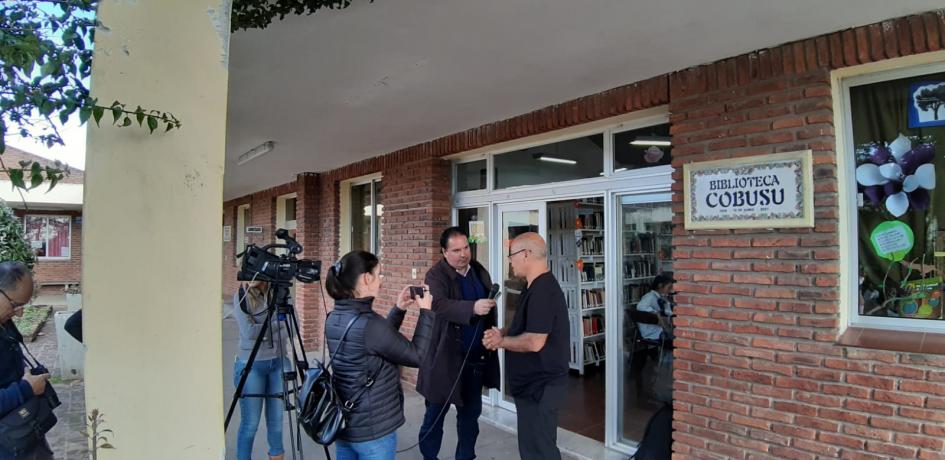 Fernando González, también conversó con los medios locales Personas en reunión