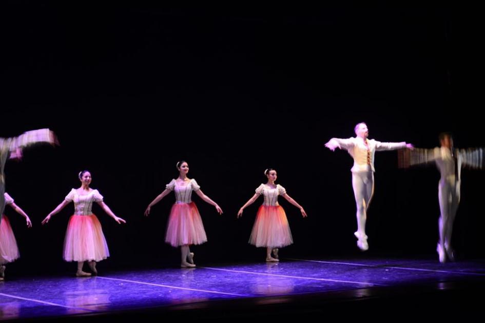 Ballet Nacional del Sodre durante su presentación Interpretación de ballet