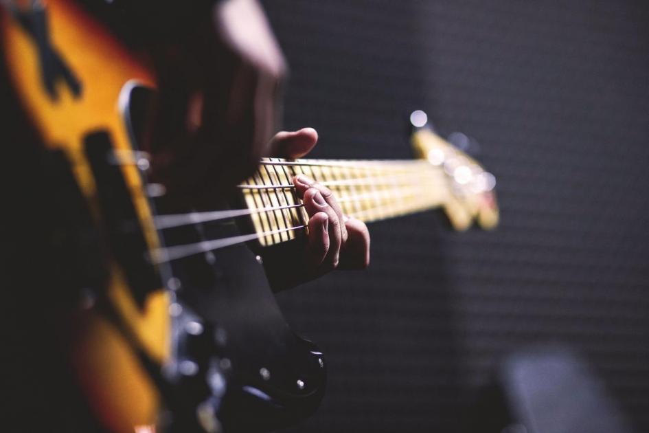 foto tocando una guitarra