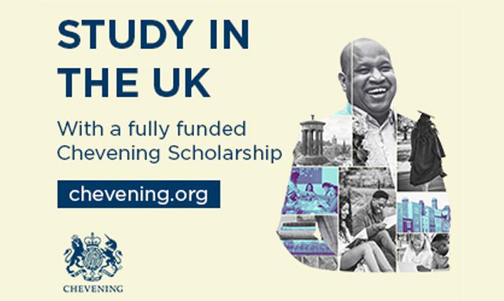 Becas Chevening Figura de un hombre sonriente y varios estudiantes, compartiendo distintos momentos de estudio