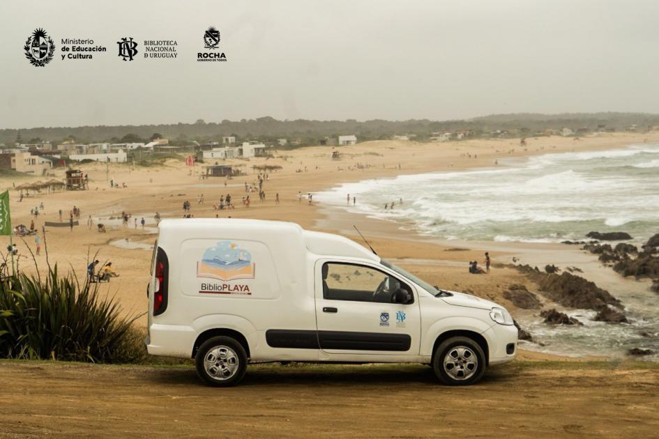 Camioneta al costado de la playa