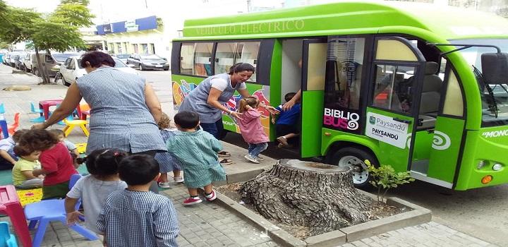 Omnibus bibliobus con niños de escuela