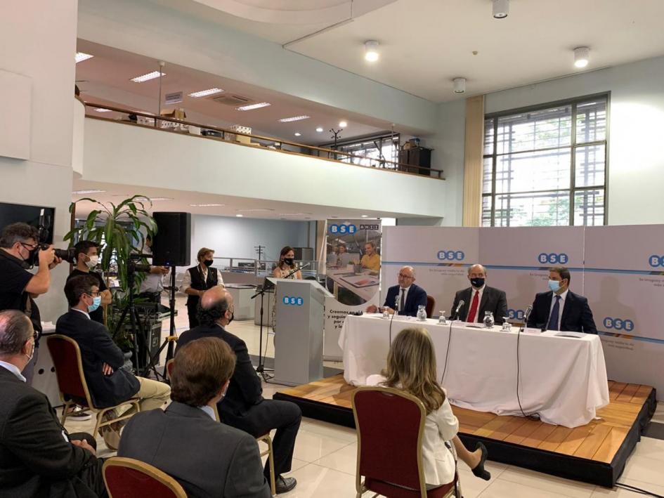 Público y autoridades en la casa central del BSE. Público en sala