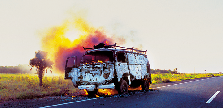 camioneta con fuego camioneta con fuego