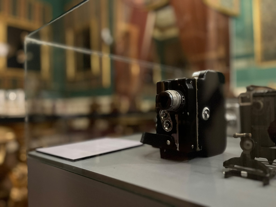 ACAU celebró los 130 años de la primera exhibición de cine en Uruguay Cámara fotográfica antigua en exhibición