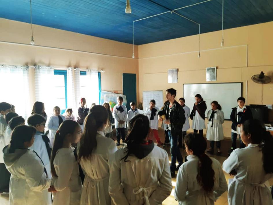 Escolares interpretan una canción Niños de un coro cantando