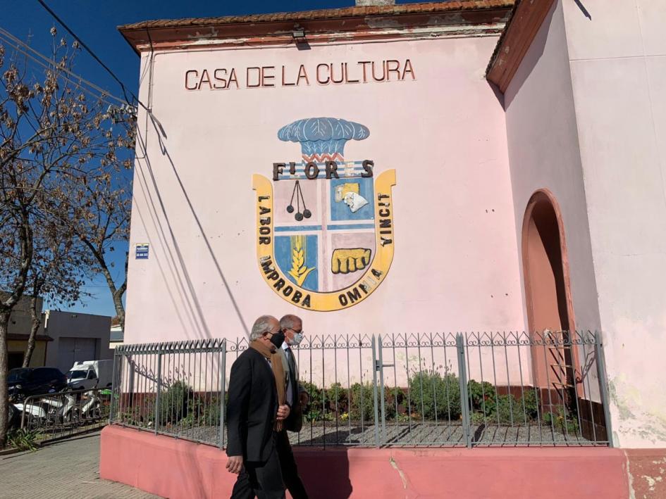 La Sala está ubicada en la Casa de la Cultura de Flores. Casa de la Cultura