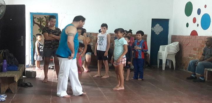 Niños de Casavalle con profesor Niños con profesor