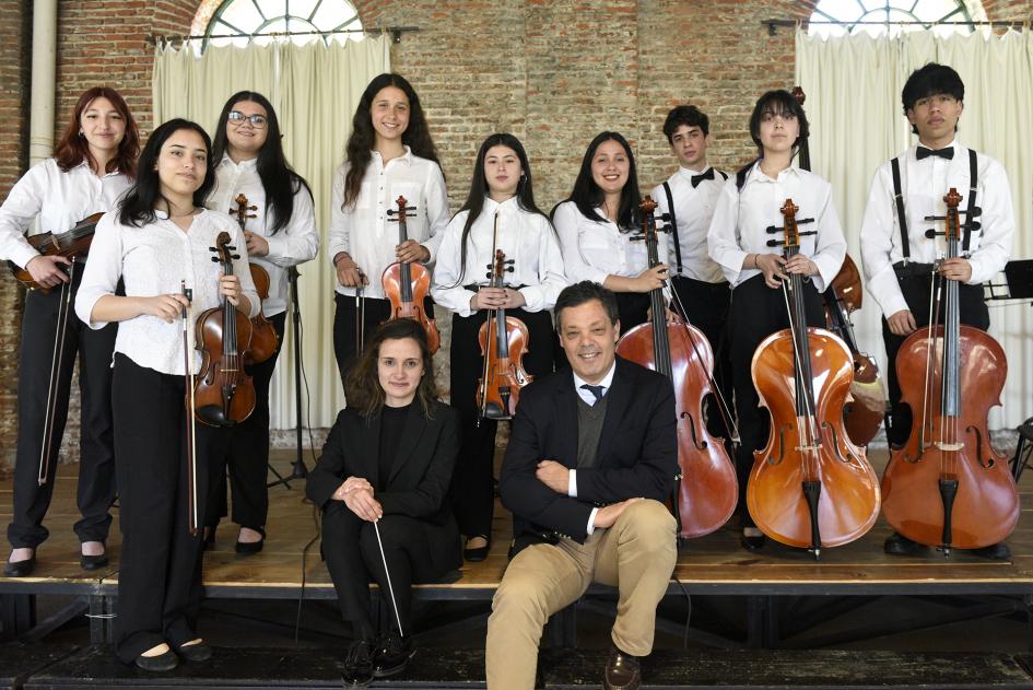 Orquesta con instrumentos posa para foto