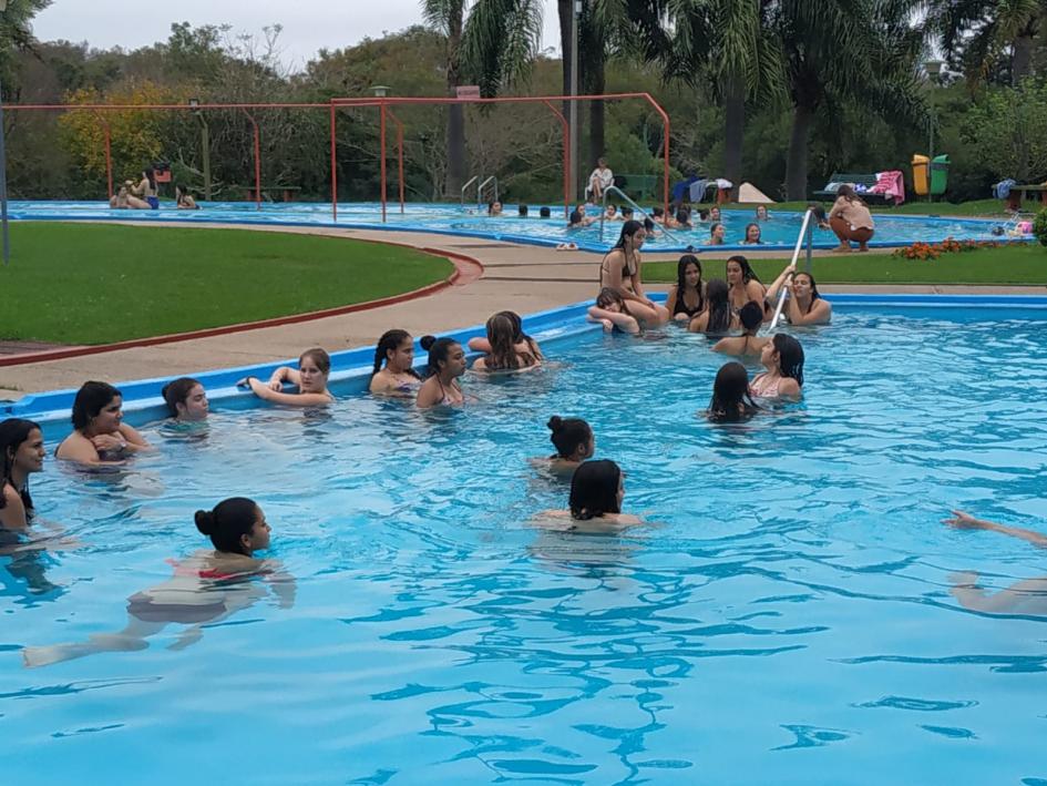 Disfrutando de las termas Personas en una piscina