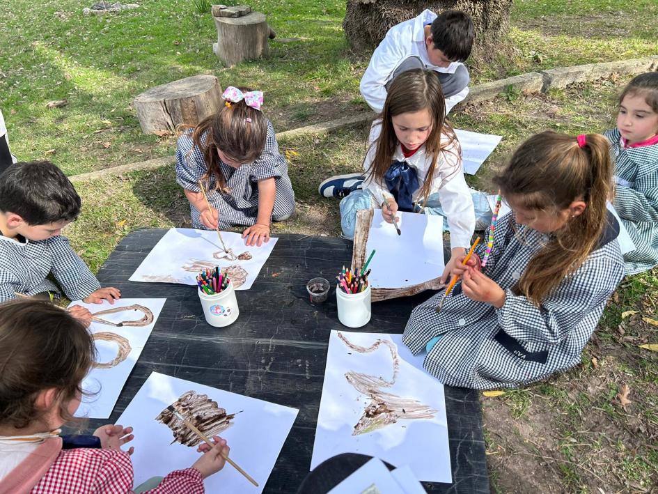 Estudiantes trabajando en el proyecto "Charles Darwin"