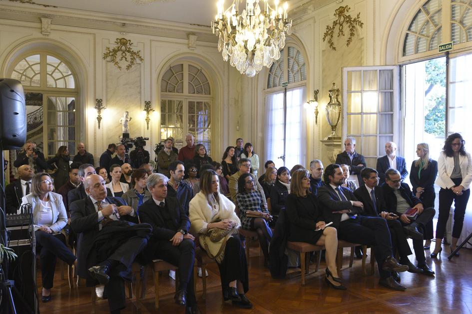 Plano general de la sala con personas sentadas