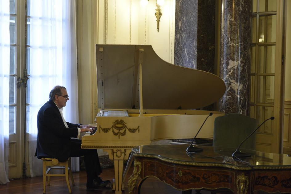 Hombre sentado al piano