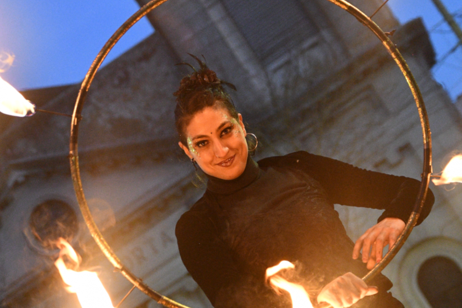 Cierre MICUY con varieté de circo mujer hace malabares con fuego
